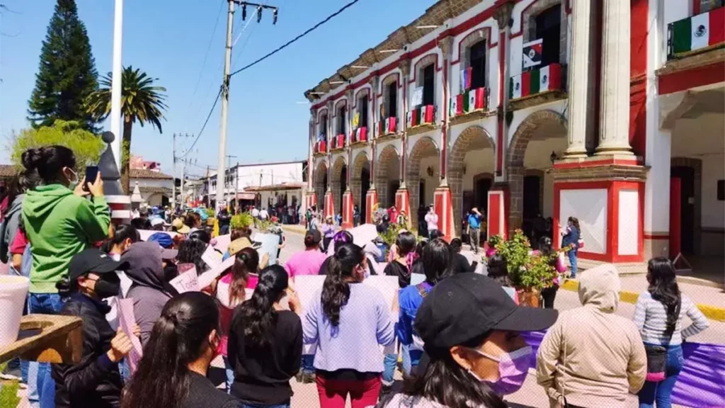 Manifestación encabezada por Claudia N. en el centro de Tetela de Ocampo.