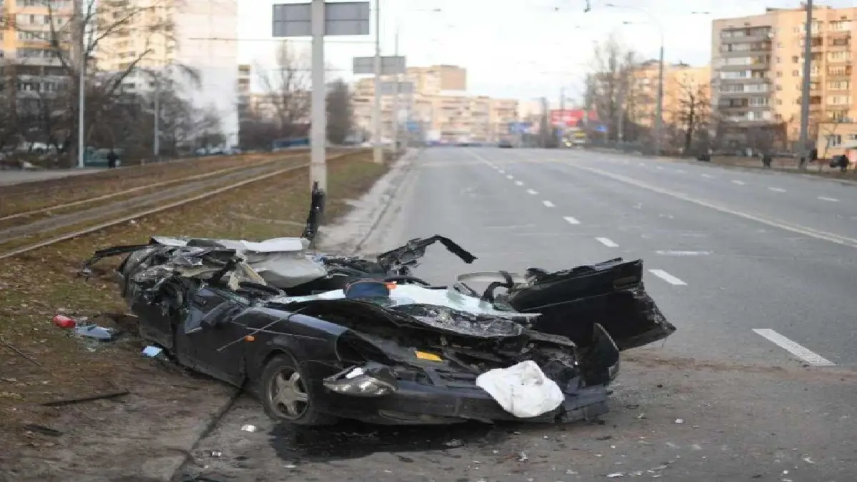 Auto aplastado por tanque militar en Ucrania