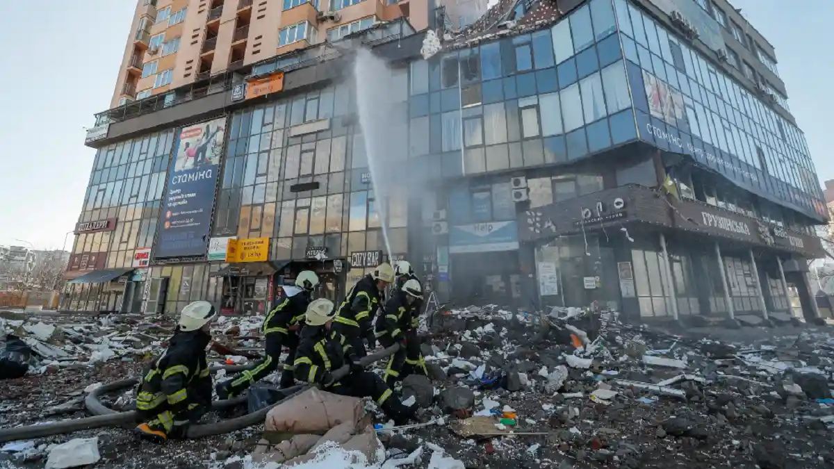 Misil impacta edificio en Kiev.