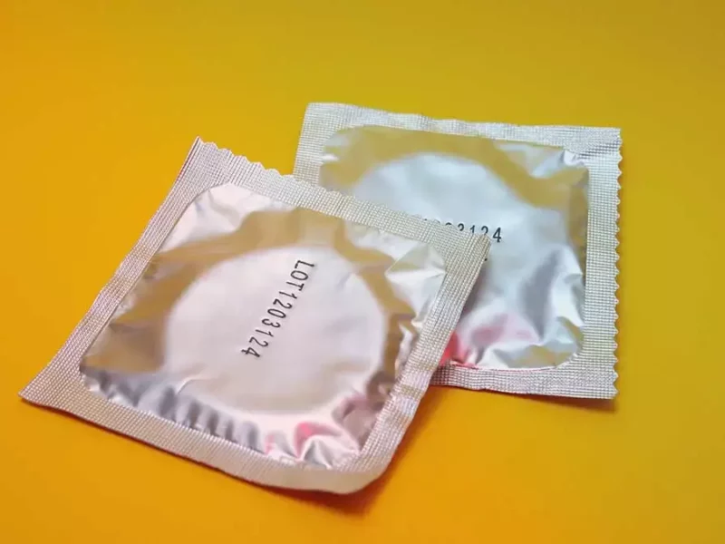 EU distribuye el primer condón anal.