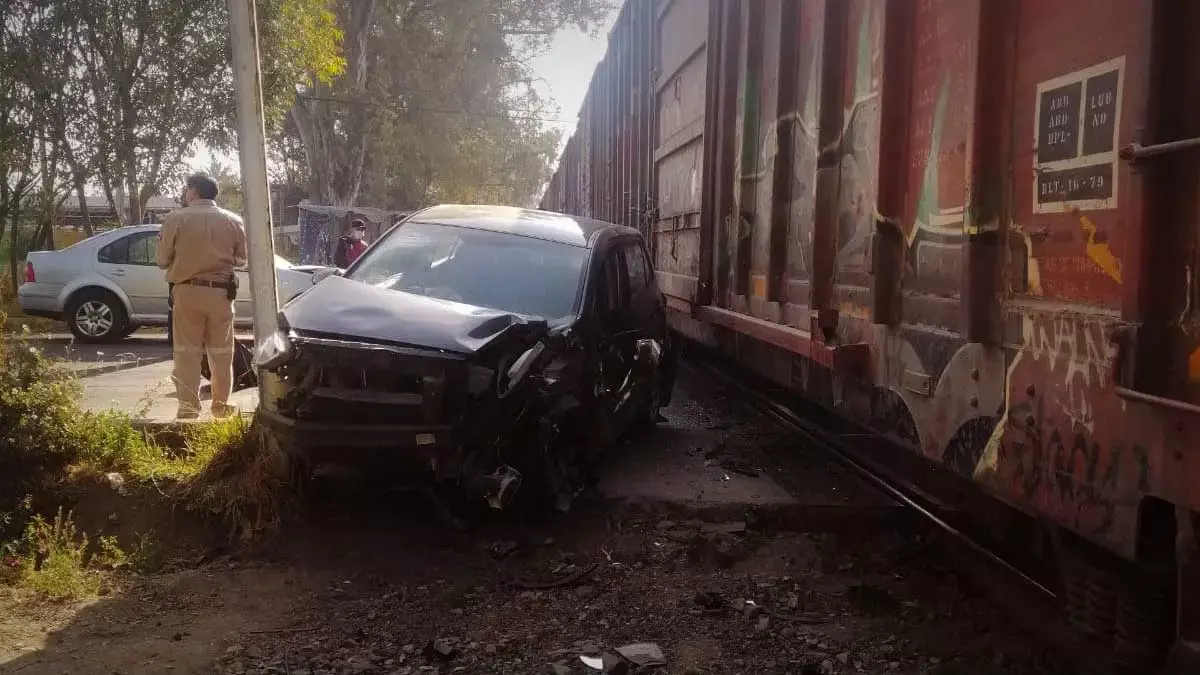 Automovilista intenta ganarle el paso al tren en Puebla.