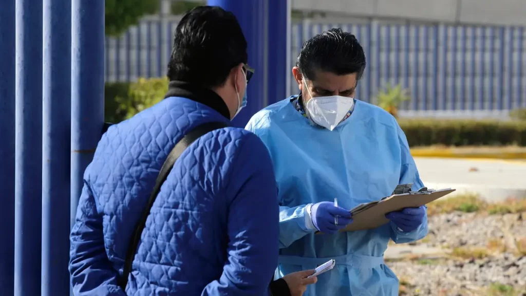 Contagios de covid siguen a la baja en Puebla
