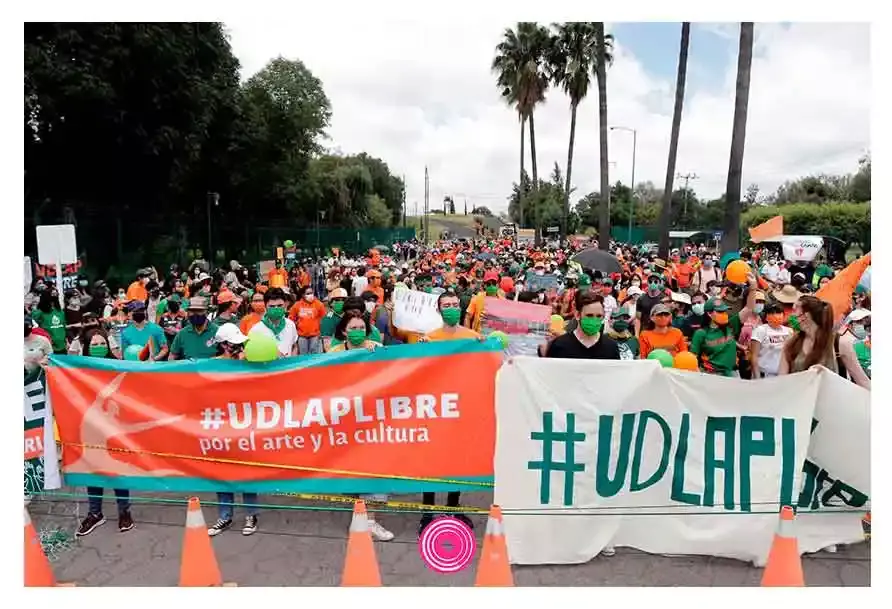 Estudiantes universitarios de Puebla se manifiestan para exigir la liberación del campus de la UDLAP