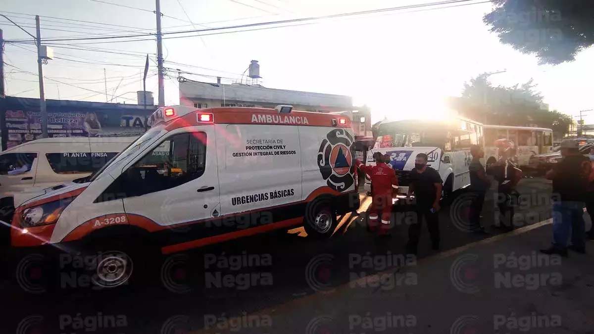 Una mujer fue atropellada y terminó debajo de unan ruta.