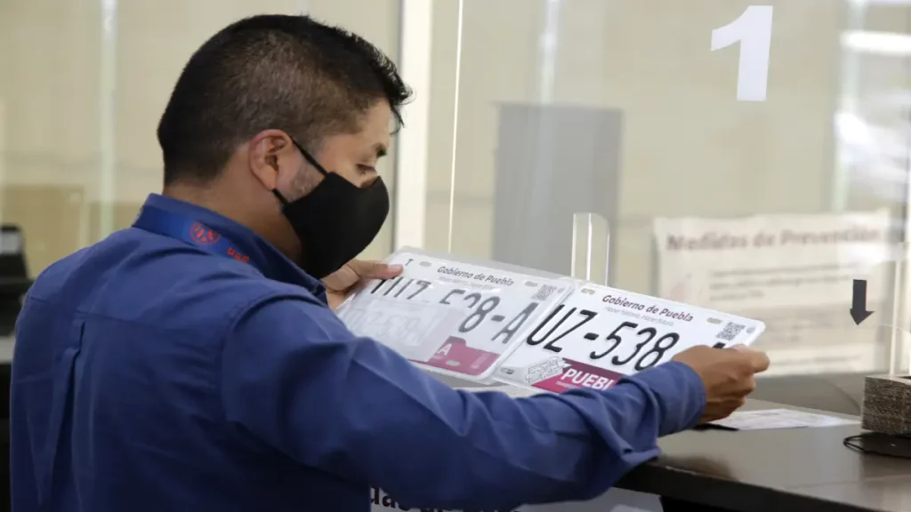Poblano realizando su cambio de placas