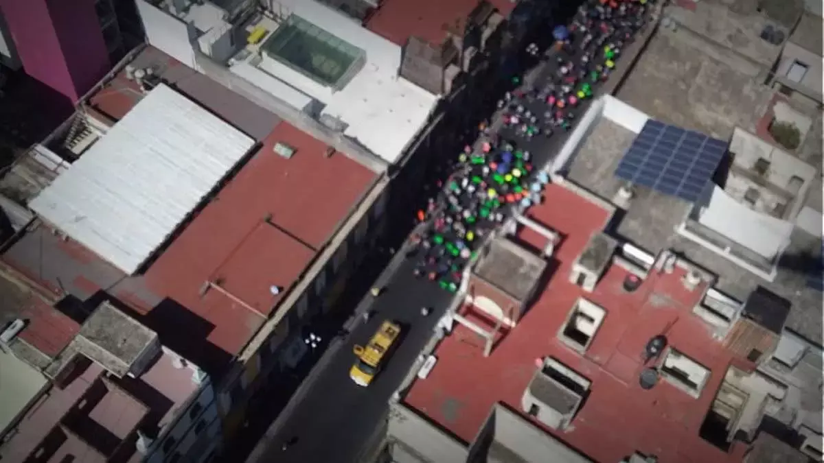 Menos de 100 ambulantes se manifiestan en el Centro de Puebla.