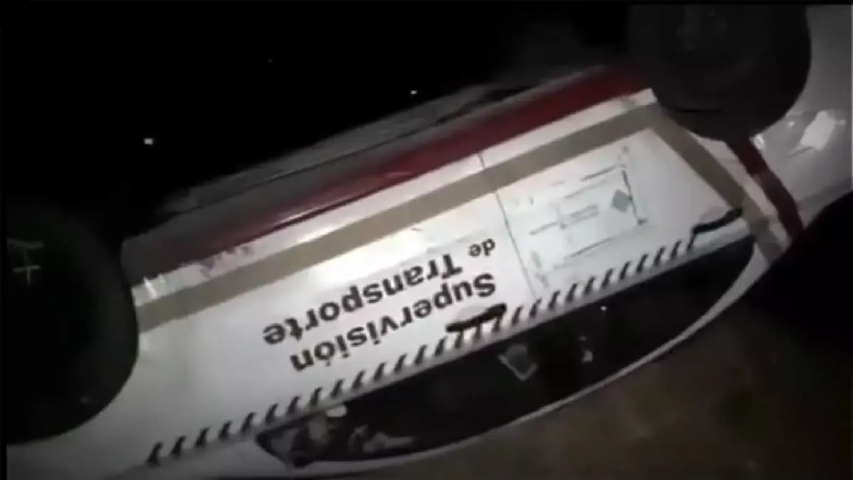 Vecinos de Libres queman vehículos en conflictos de transporte.