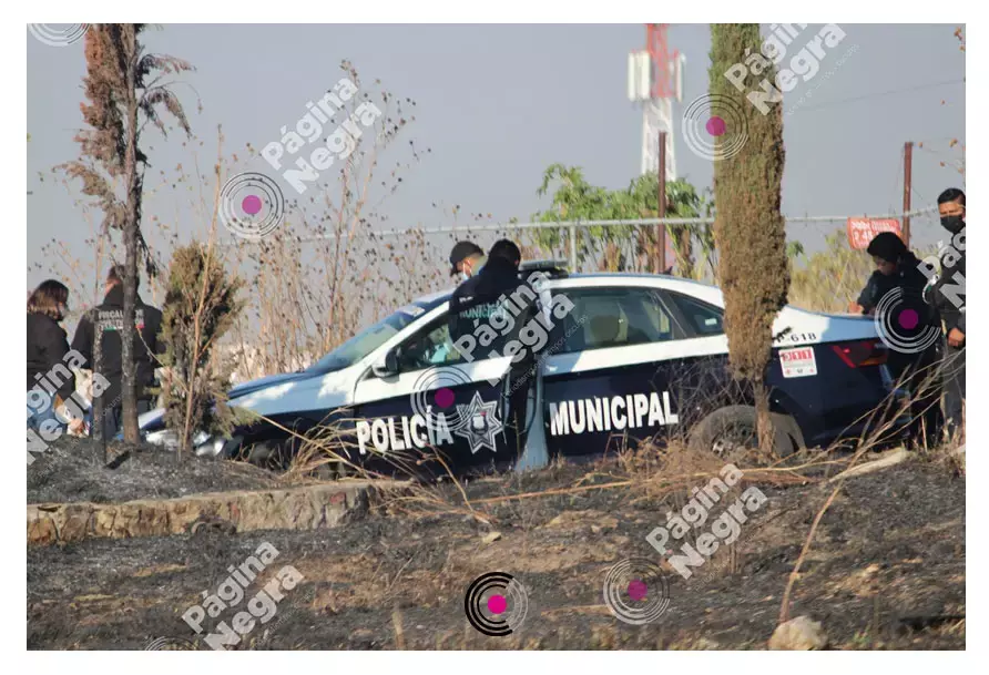 Policías Municipal arribaron a la zona donde hallaron los cuerpos maniatados de dos hombres.