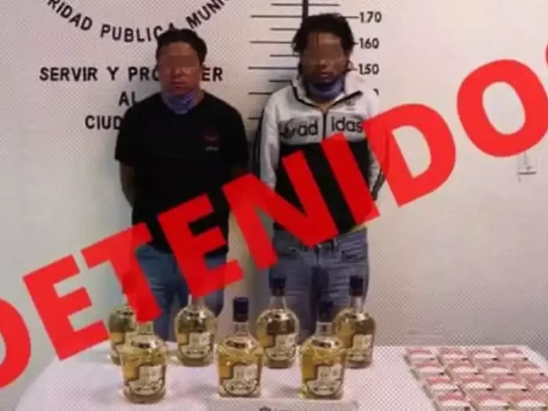 Detenidos por robar tienda Oxxo.