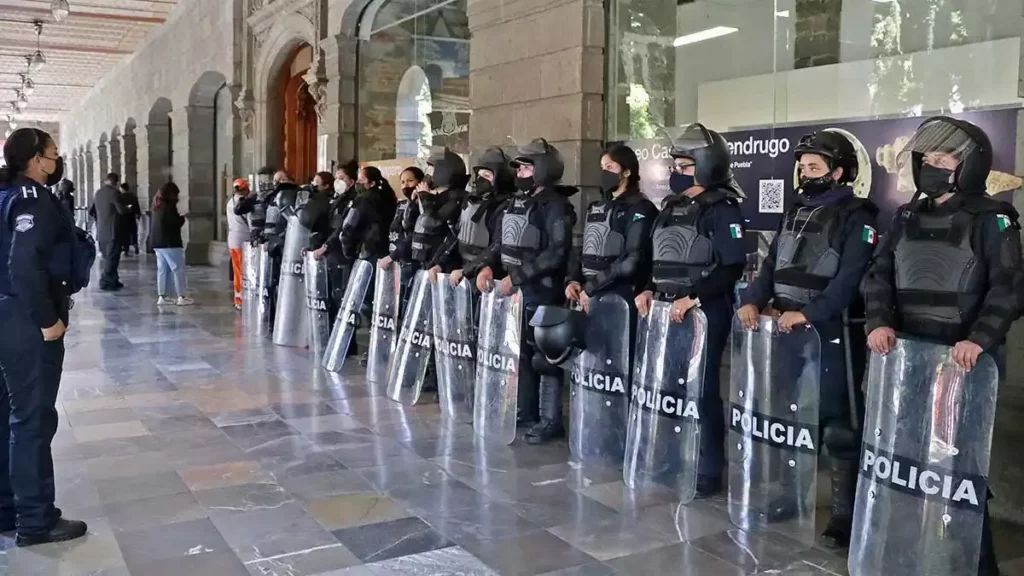 Resguardan el Palacio Municipal previo a manifestaciones.