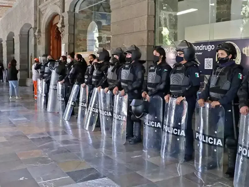 Resguardan el Palacio Municipal previo a manifestaciones.
