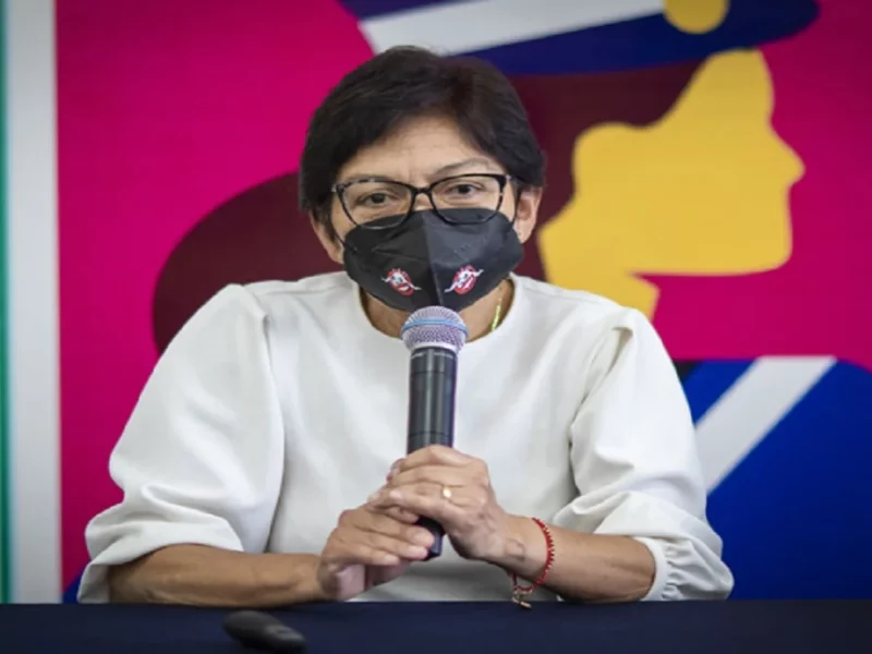 Lilia Cedillo da discurso sobre combatir la desigualdad a la que se enfrentan las mujeres.