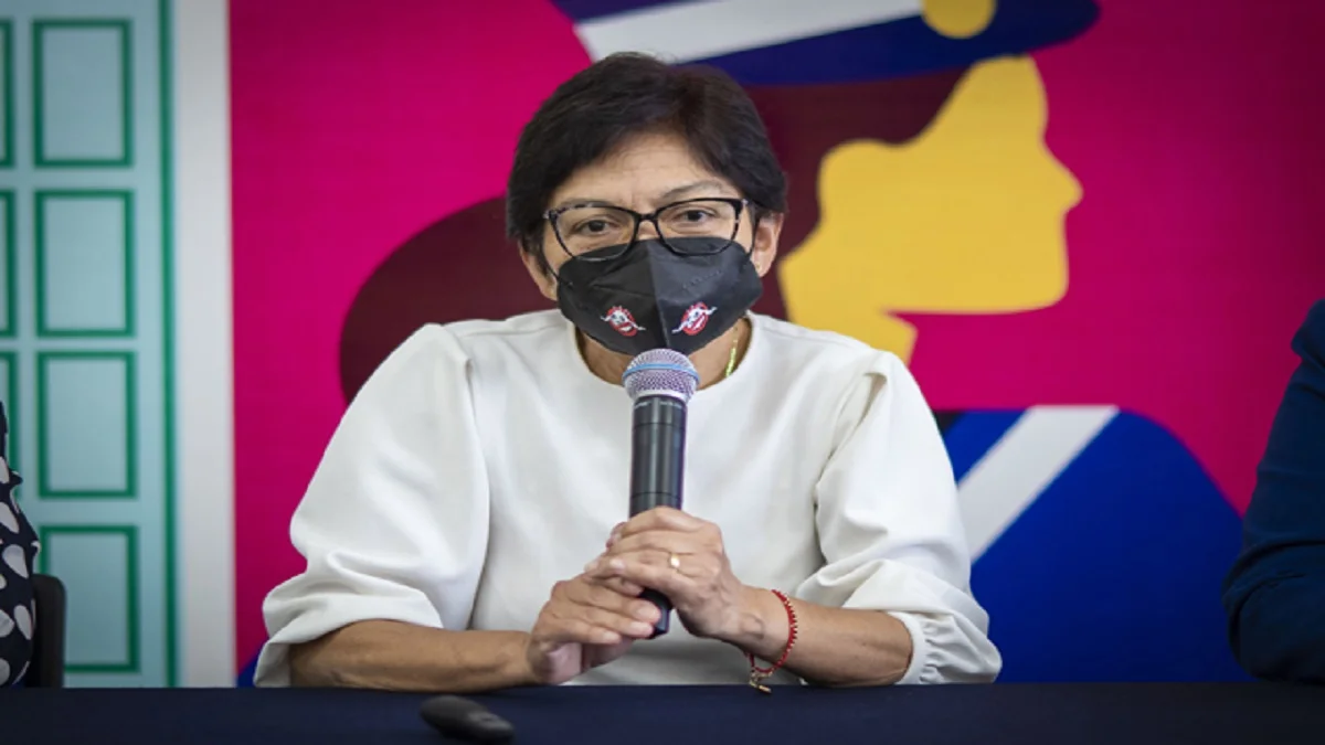 Lilia Cedillo da discurso sobre combatir la desigualdad a la que se enfrentan las mujeres.