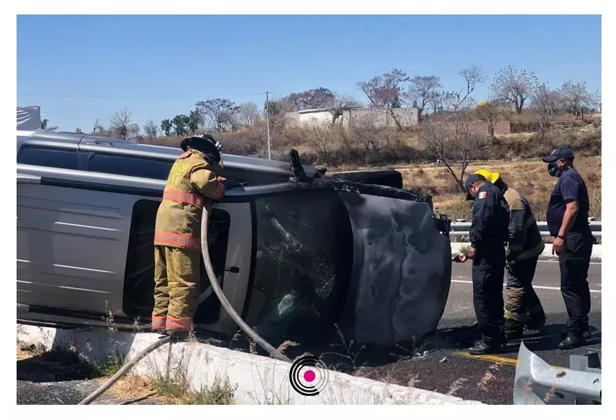 El conductor de la camioneta que se incendió perdió el control de la unidad.