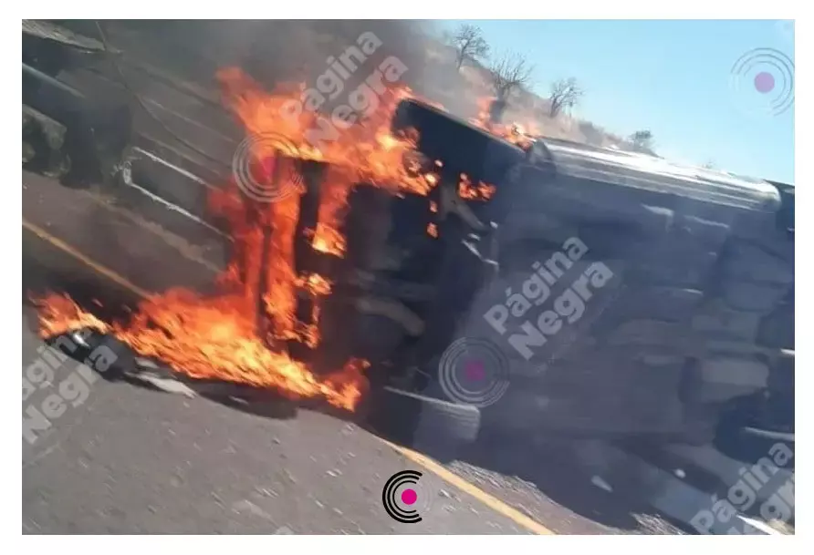 Bomberos de Atlixco arribaron al sitio para sofocar el fuego que se generó en la camioneta.