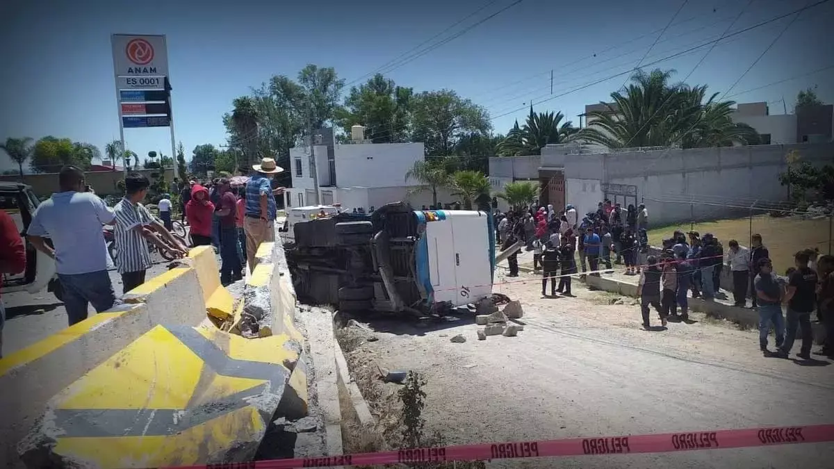 Una mujer murió en la volcadura de un autobús en Tepeaca.