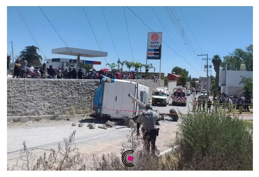 Presuntamente la unidad se quedó sin frenos y esto provocó que el conductor perdiera el control y se volcara.