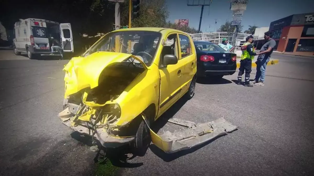 Chocan dos autos en San Andrés Cholula.