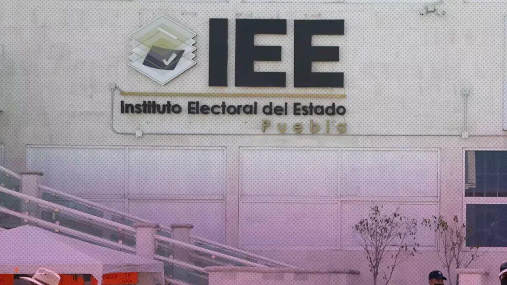 IEE amonesta a candidato de plebiscito de Puebla por financiamiento opaco.