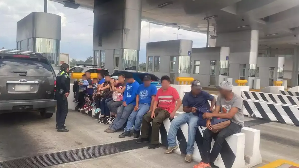 Rescatan a 12 migrantes en la México-Puebla.