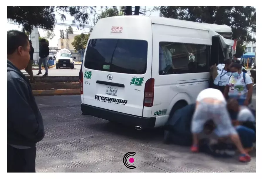 La combi se impactó contra el camión de volteo.