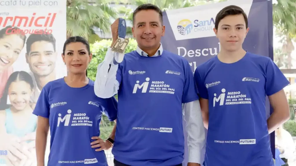 Presenta Mundo Tlatehui playera y medalla del Medio Maratón del Día del Papá