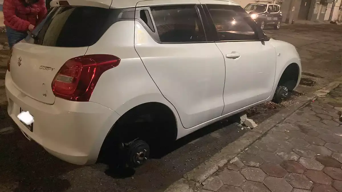 Denuncian robo de autopartes en la colonia Bugambilias.
