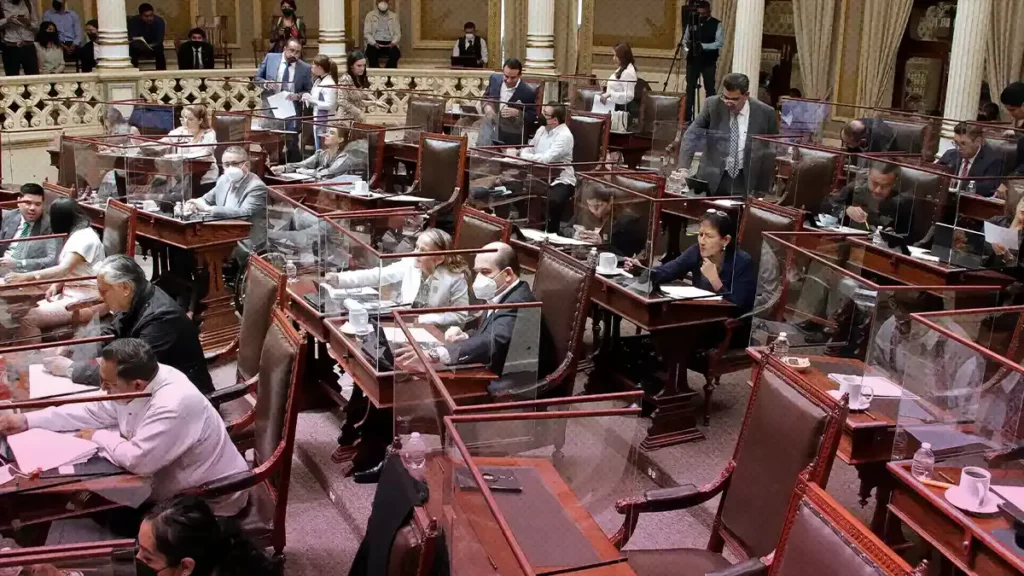 Desde el Congreso de Puebla, proponen 6 horas de jornada laboral en el país.