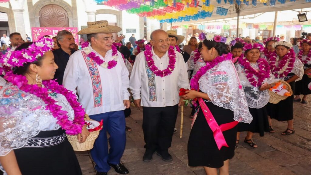 Más de 200 danzantes indígenas  por día y la representación de la Guelaguetza se presentan en Zacatlán