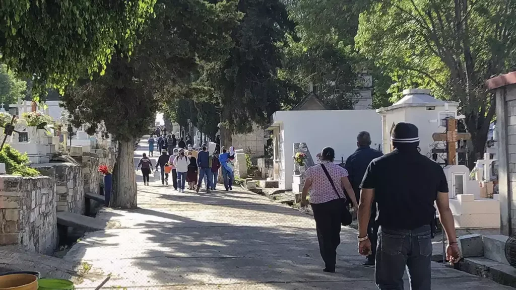 FOTOS: Así fue la visita este Día del Padre a los panteones de Puebla