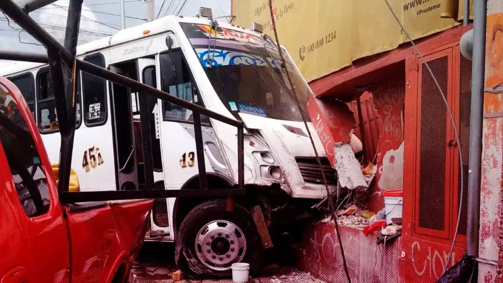 Por el choque de ruta y  automóvil, 10 personas resultaron lesionadas en Los Pinos Mayorazgo