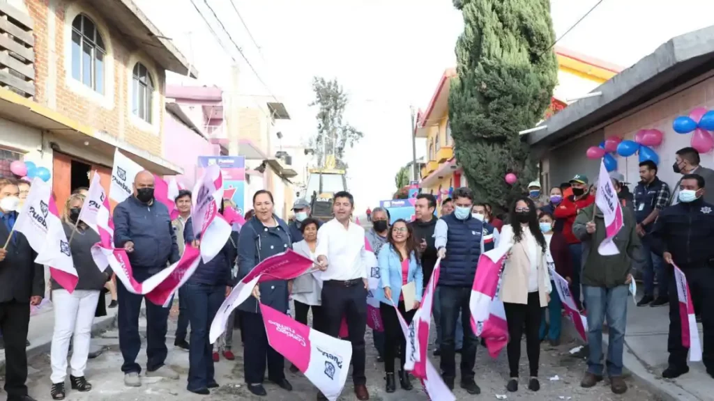 Eduardo Rivera Pérez continúa pavimentando calles con el programa “Construyendo Contigo”