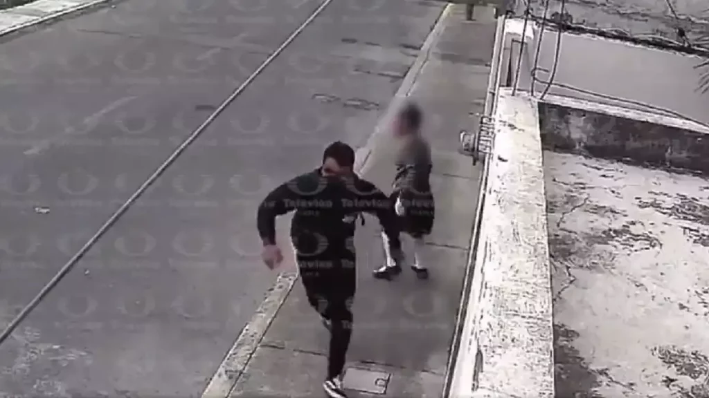 Hombre ataca a una niña en calles de Puebla.