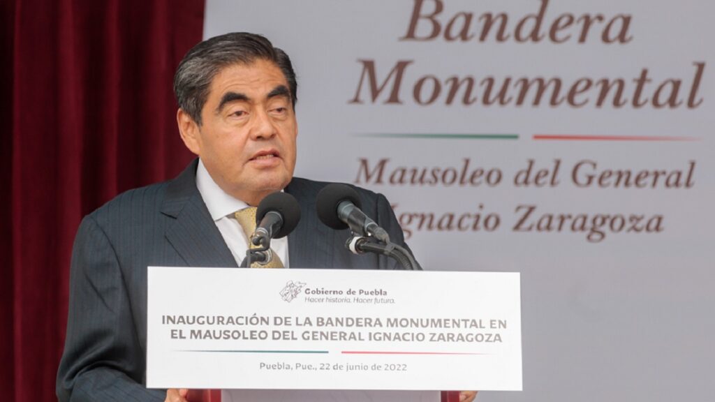 Inaugura MBH bandera monumental: “nos inspira a ser mejores y reconocer reclamo social”
