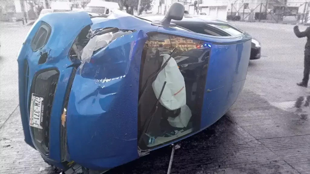 Dos lesionados por el choque de un auto y camioneta en Granjas de San Isidro.