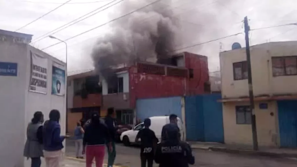 Incendio en la colonia Miguel Negrete causó daños en una casa.