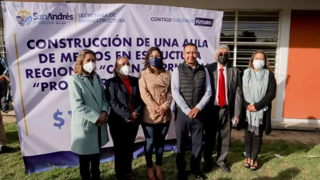 Coloca Mundo Tlatehui primera piedra de aula de medios en primaria Profesora Paz Montaño