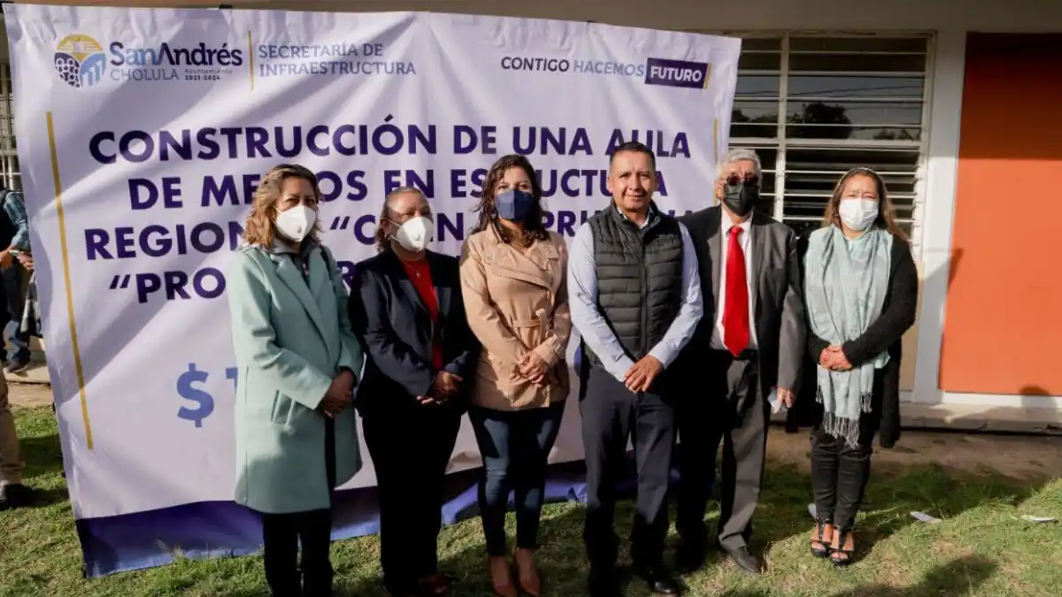 Coloca Mundo Tlatehui primera piedra de aula de medios en primaria Profesora Paz Montaño