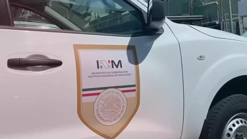 Camioneta INM estacionada Alpha 2.