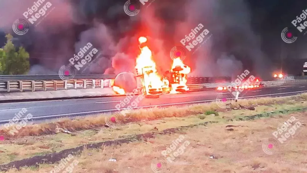Volcadura e incendio de una pipa provocó el cierre de la autopista Puebla-Orizaba