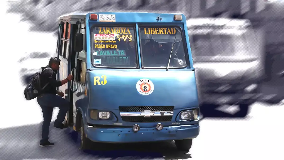 Pasajeros detienen a cuatro ladrones por asalto a ruta 3 en Puebla.