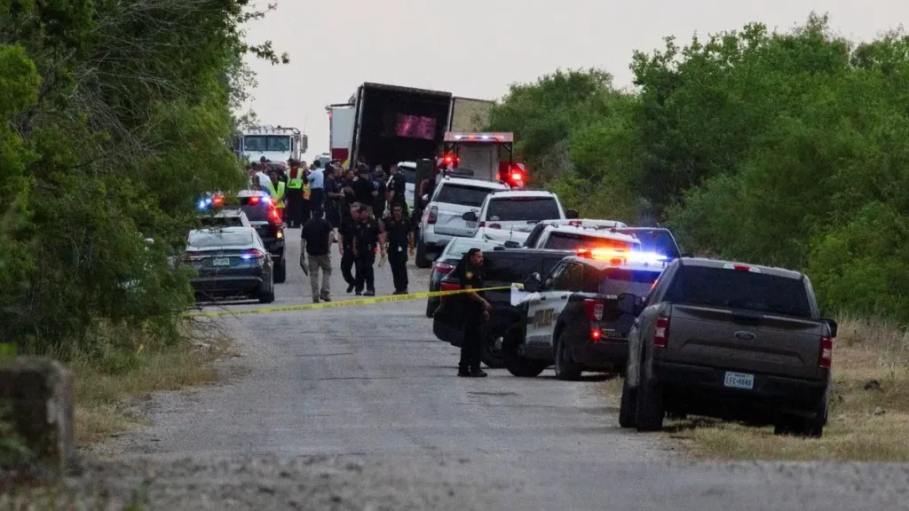 Son hallados 46 migrantes muertos en un tráiler en San Antonio, Texas.
