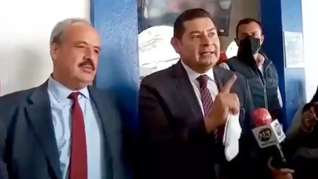 Armenta asegura que no intervendrá en renovación de Morena en Puebla.
