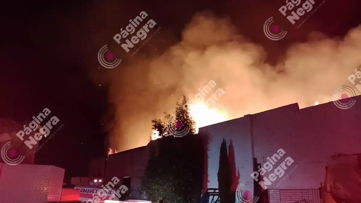 Incendio consume recicladora y evacuan a familias de San Baltazar Tetela.