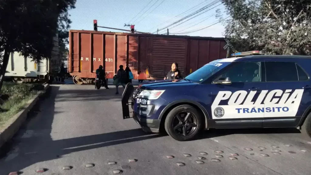 Tren choca y arrastra auto en bulevar 18 de Noviembre.