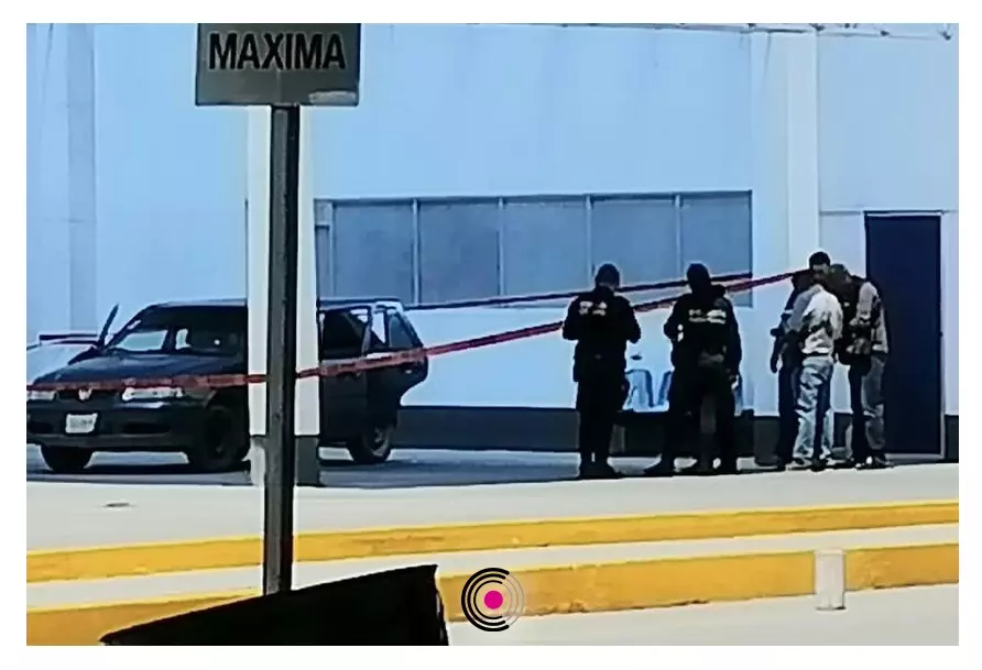 Familiares lo trasladaron en un auto al hospital.