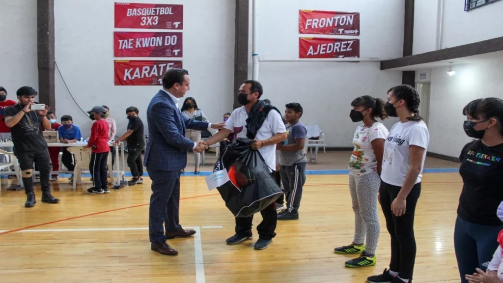 Tecamachalco entrega material deportivo.