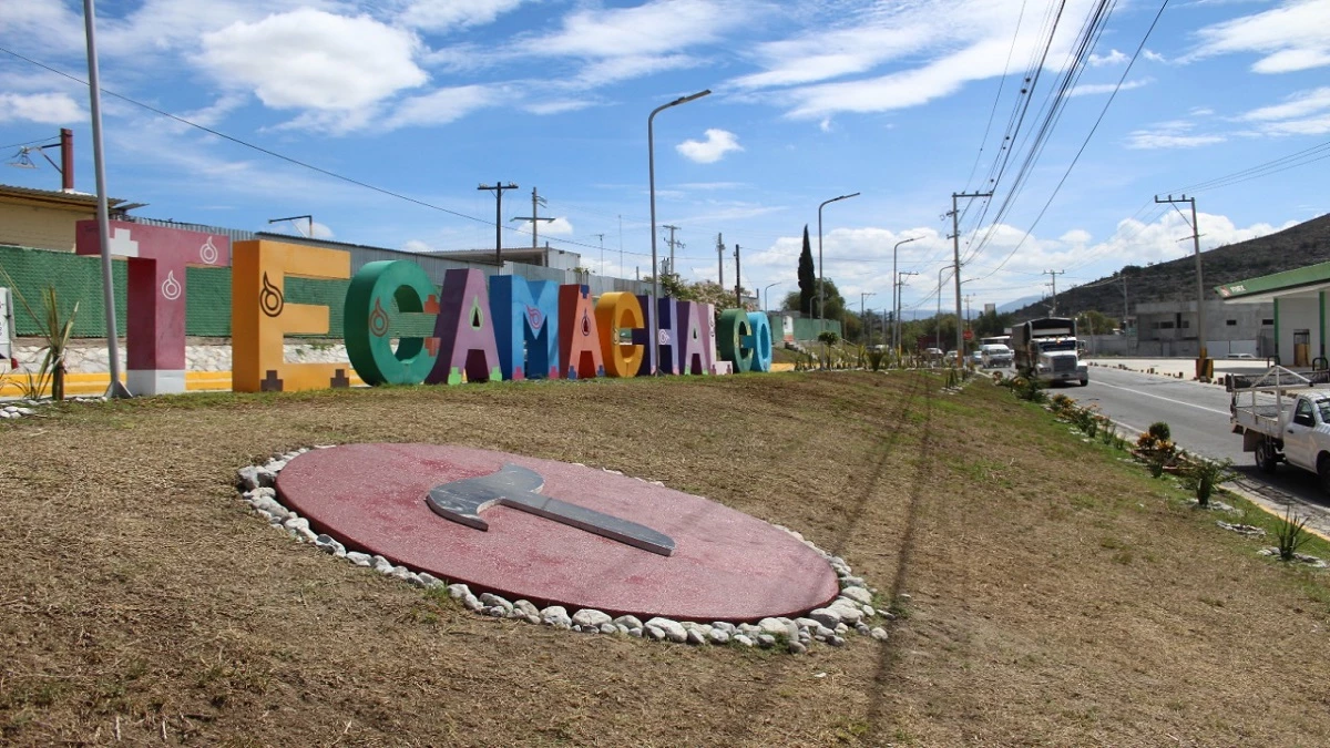 En Tecamachalco dan mantenimiento a espacios públicos y camellones.