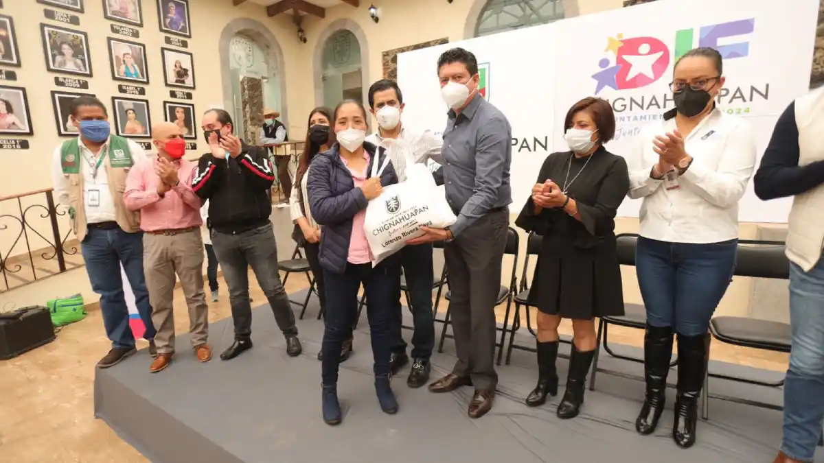 Entrega Lorenzo Rivera apoyos a voluntarias de Casas de Salud.