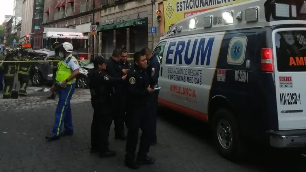 Camioneta cae de la azotea de un edificio en la CdMx; muere conductor.